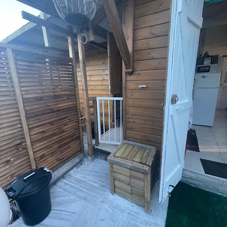 Duo d’appartement séparé par un couloir situé au bord de la mer Le Moule Exterior foto