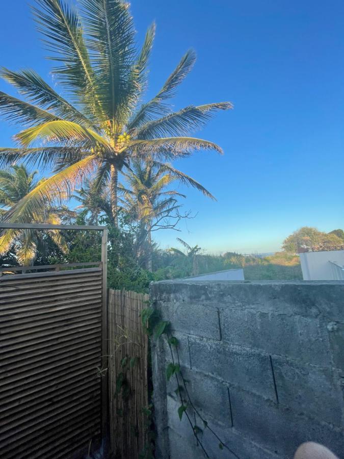 Duo d’appartement séparé par un couloir situé au bord de la mer Le Moule Exterior foto