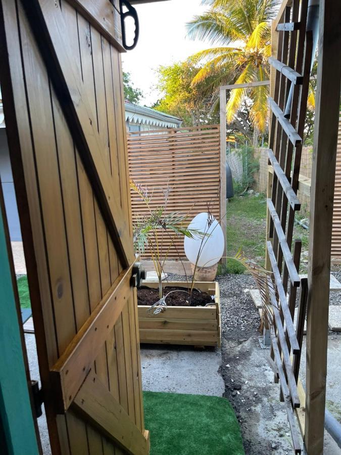 Duo d’appartement séparé par un couloir situé au bord de la mer Le Moule Exterior foto