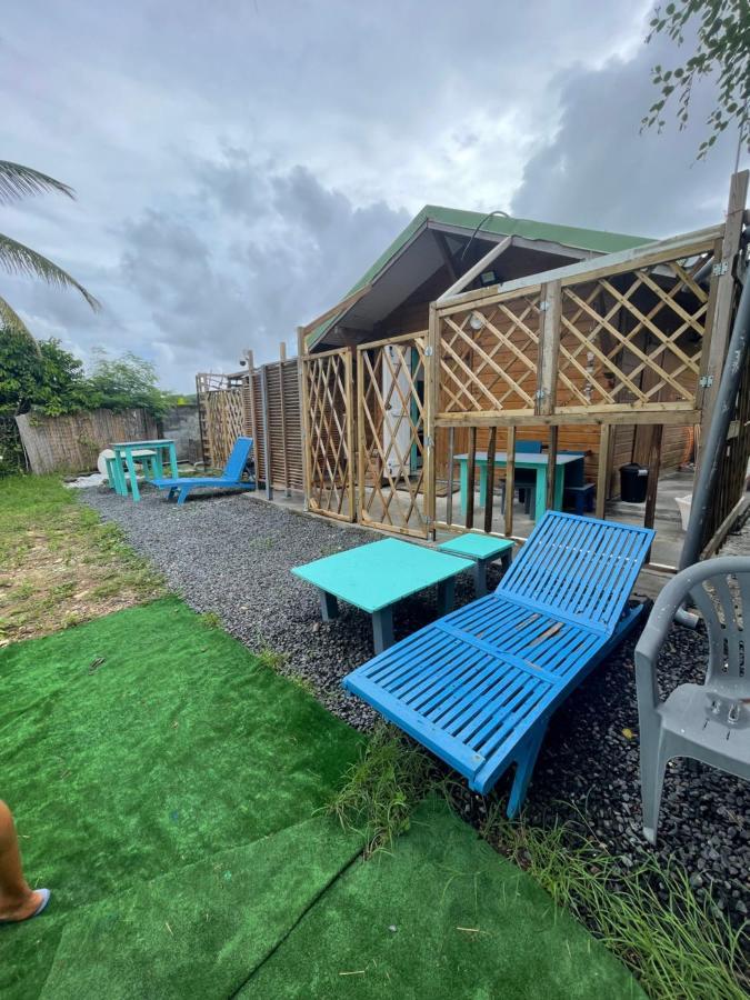 Duo d’appartement séparé par un couloir situé au bord de la mer Le Moule Exterior foto