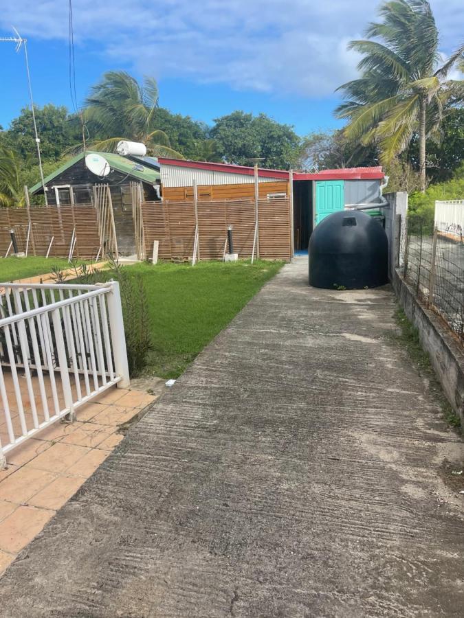 Duo d’appartement séparé par un couloir situé au bord de la mer Le Moule Exterior foto