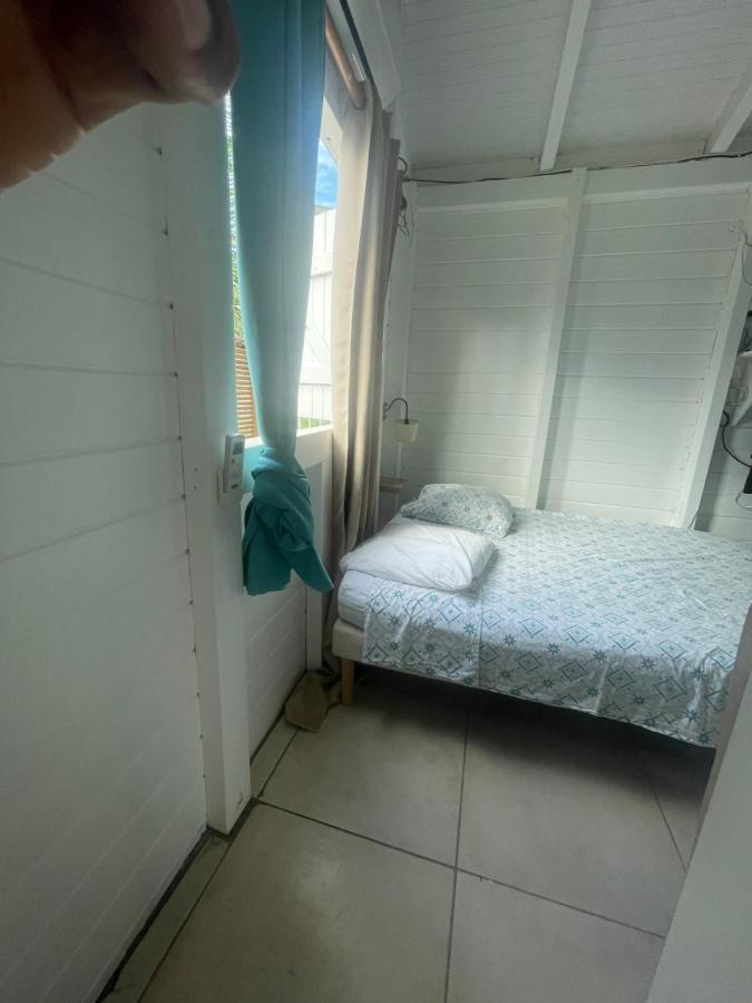 Duo d’appartement séparé par un couloir situé au bord de la mer Le Moule Exterior foto