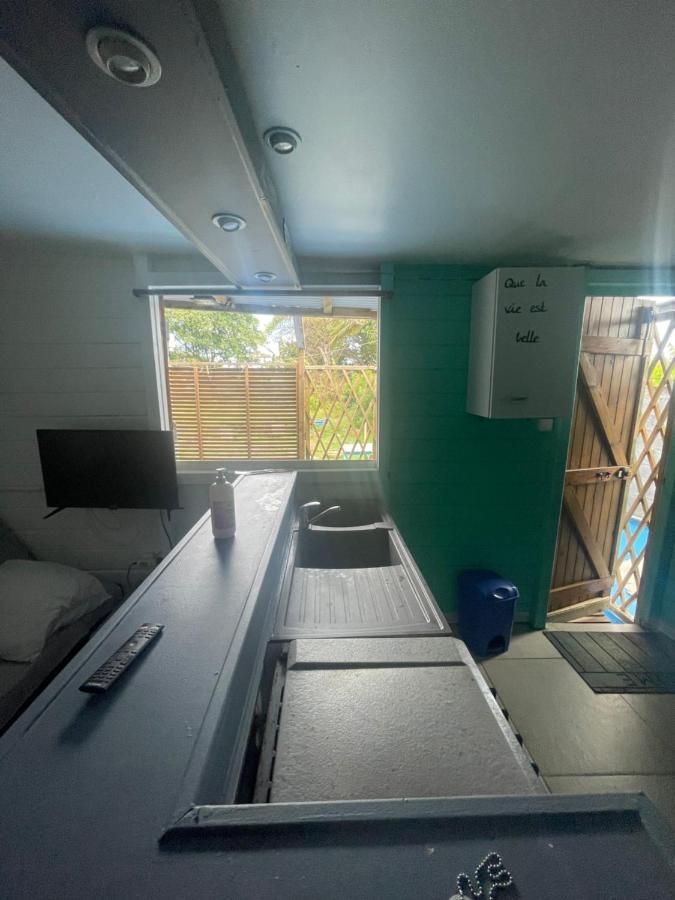 Duo d’appartement séparé par un couloir situé au bord de la mer Le Moule Exterior foto